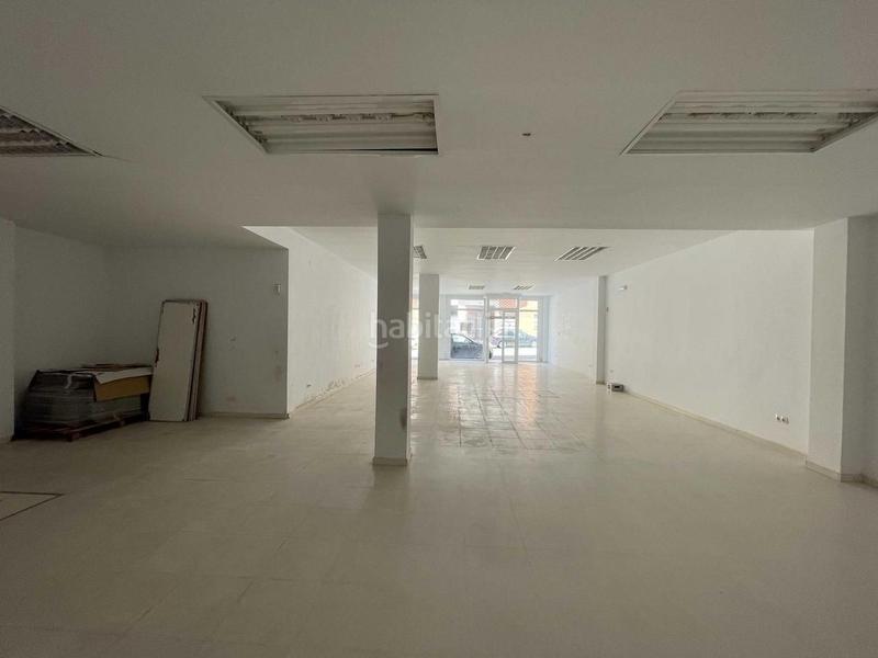 Foto b358e857-565a-4d98-af77-ee2534a233d3. Local comercial en avenida primero de mayo 141 en Coria del Río