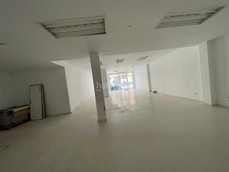 Foto cd4ce09e-52fb-41be-b7d0-349386588599. Local comercial en avenida primero de mayo 141 en Coria del Río
