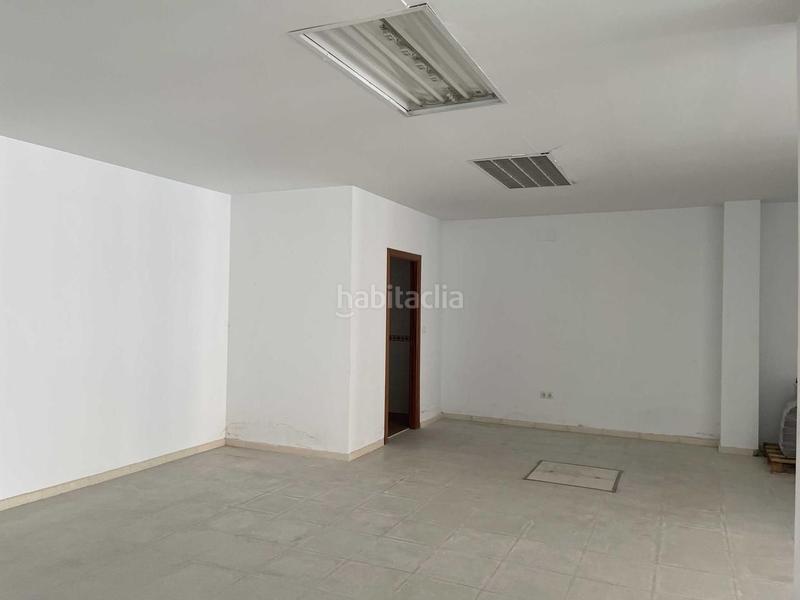 Foto d0e21874-bd27-4dda-878c-7589a3b2d5c7. Local comercial en avenida primero de mayo 141 en Coria del Río