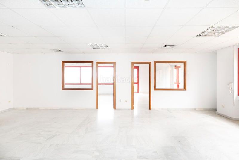 Foto 6d79b4fa-479b-4720-bdbf-c6f0074561a2. Office space in calle remo 1 in Urbadiez - Entrepuentes Sevilla