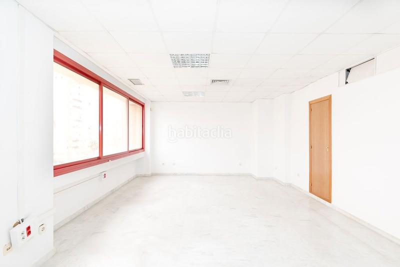 Foto b124f414-eeaa-40a0-88d8-9e7aebf8554e. Oficina a calle remo 1 a Urbadiez - Entrepuentes Sevilla