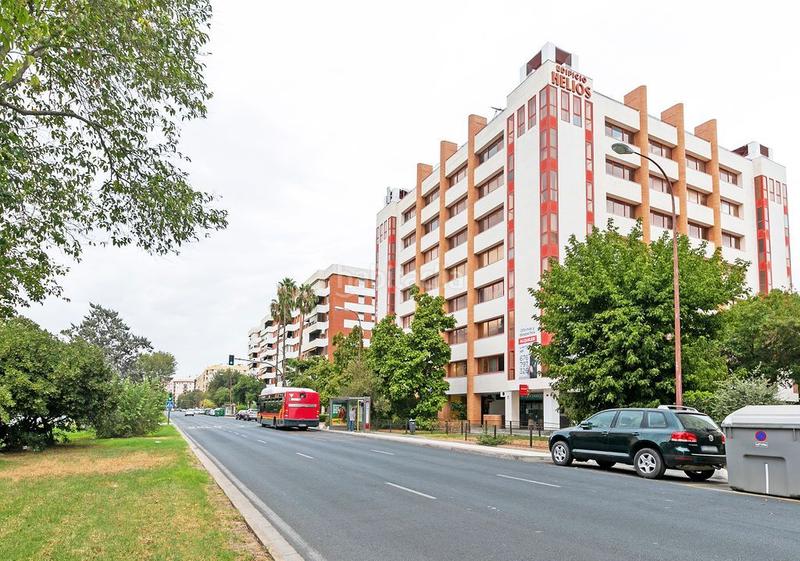 Foto 5697ee54-463c-4f44-8fe9-b37e2c464c99. Bureau dans calle remo 1 dans Urbadiez - Entrepuentes Sevilla