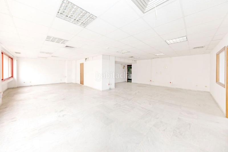 Foto bde29105-7dd9-48c7-8b04-5cbc131ad754. Bureau dans calle remo 1 dans Urbadiez - Entrepuentes Sevilla