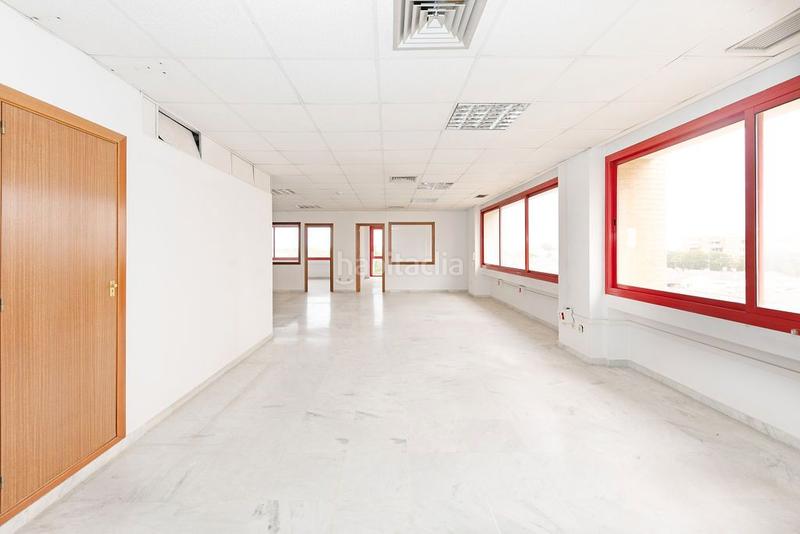 Foto 10f4b3de-69a0-4a47-a397-cdd3f6168872. Office space in calle remo 1 in Urbadiez - Entrepuentes Sevilla