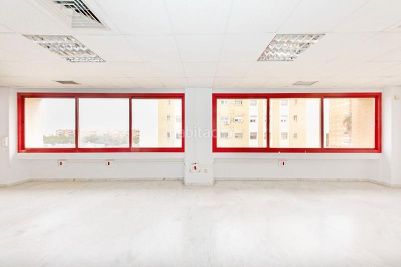 Foto b447d7b4-51bf-40c0-9f5b-000d4cd98985. Office space in calle remo 1 in Urbadiez - Entrepuentes Sevilla