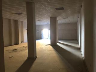 Local commercial à Calle Antoni Ros Marbà 4