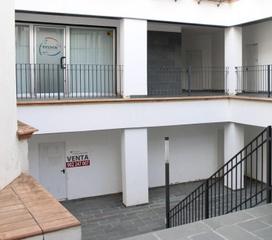 Local Comercial a Plaza virgen de los reyes 3