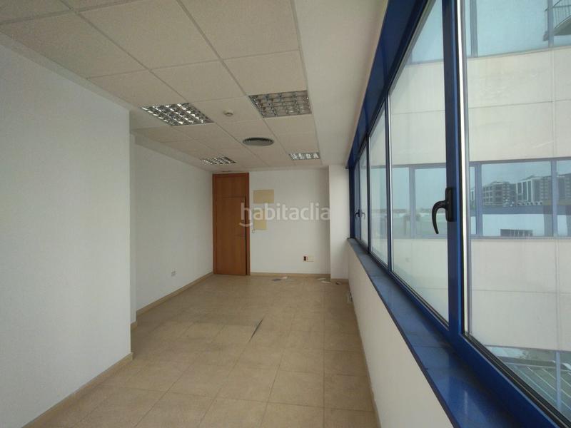 Foto 9a7bc46d-82ae-499f-8b38-8dc9f0f618b3. Büro in calle zoologia 4 in San Jerónimo - La Bachillera Sevilla