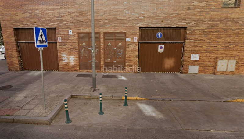 Foto 416ad32f-c846-4f8a-a1a8-a9e642e2138c. Parking coche en calle hungría 6 plazas de garaje y trastero en Sevilla