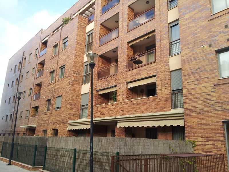 Foto b3766b31-9e43-4d88-9f51-a21eb9c68a6f. Parking coche en calle hungría 6 plazas de garaje y trastero en Sevilla