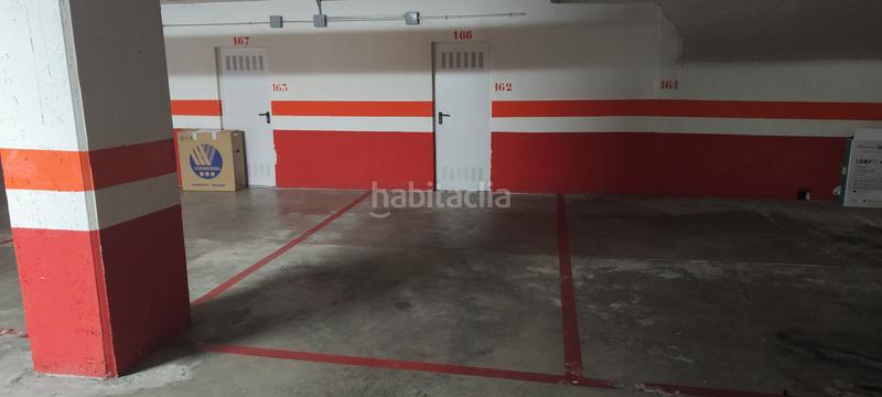 Foto f80c28fa-42db-4544-982c-c3f7c44978eb. Parking coche en calle hungría 6 plazas de garaje y trastero en Sevilla