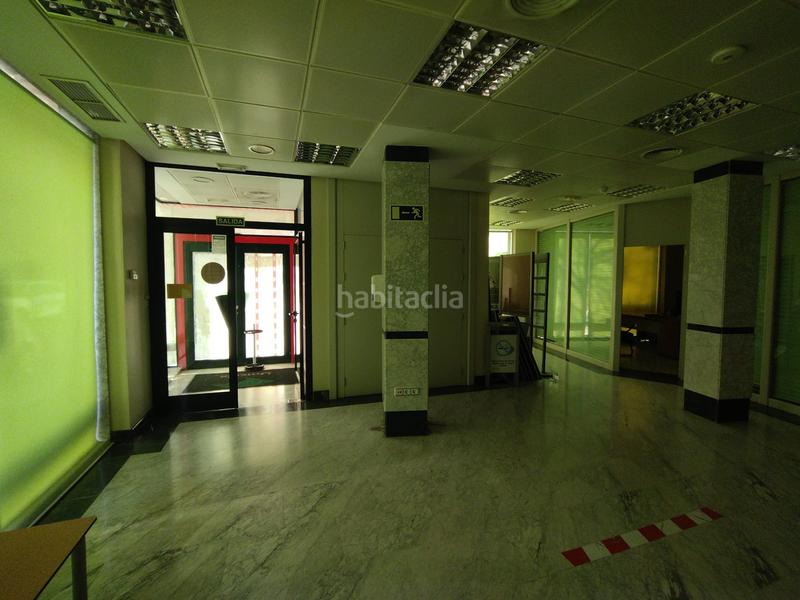 Foto 704f1533-44ab-433f-90b4-312599ec8619. Alquiler local comercial en calle bañer de salcedo 1 en Sevilla