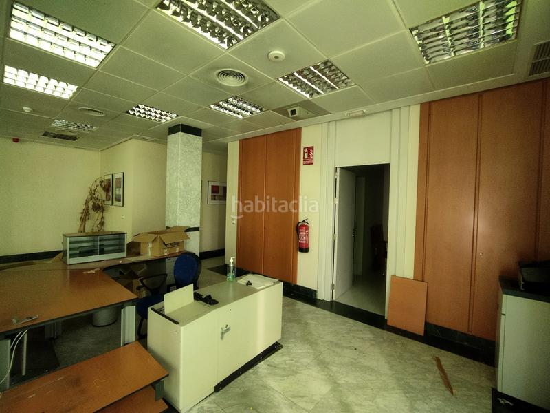 Foto cc75d084-f3a6-4a0f-8de7-bf1ae158c84a. Lloguer local comercial a calle bañer de salcedo 1 a Sevilla