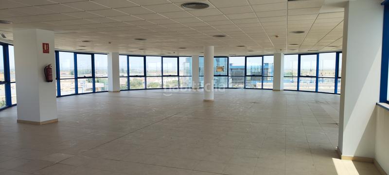 Foto f626c49c-0d0b-427e-b091-12afa5e484d2. Bureau dans avenida tecnología 26 dans San Jerónimo - La Bachillera Sevilla