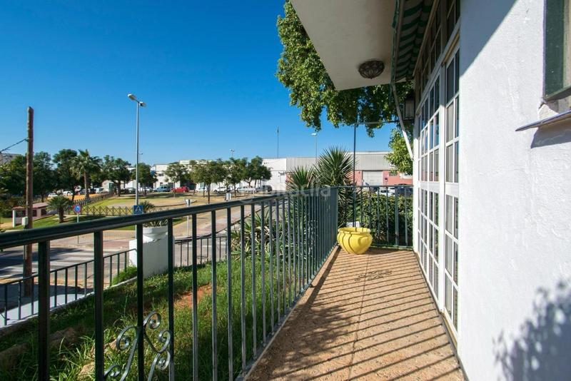 Foto aca639b7-9313-40b2-9f8f-c4a8766a68a6. House with parking pool in La Paz Alcalá de Guadaira