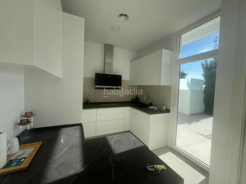 Foto 10ff8899-b993-4bbc-b95f-7e631e471c10. Chalet mit parking pool in Las Lomas de Río Verde Marbella