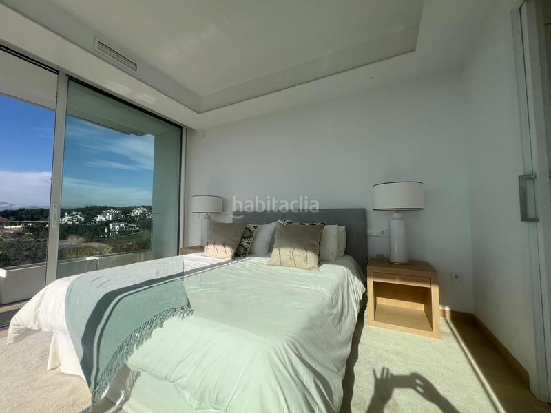 Foto 19f00667-9aae-4da8-8ca3-189d221da2f9. Chalet mit parking pool in Las Lomas de Río Verde Marbella