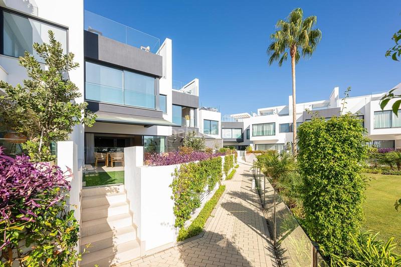 Foto 0e28be30-7793-4bf4-b296-831ee2e7c3b3. Lloguer casa aparellada amb aparcament piscina a Estepona