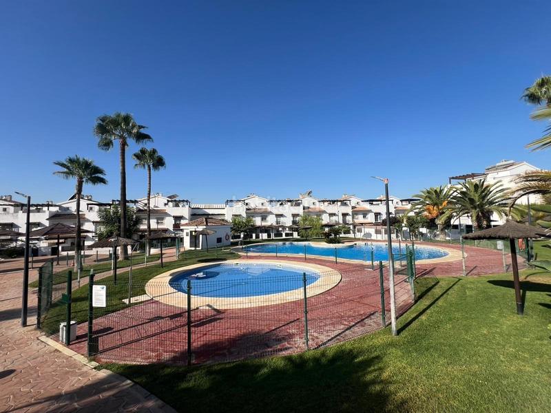 Foto 9ce74280-9999-4495-a9e9-0a25f34887b2. Casa a schiera con parcheggio piscina in Arco Norte - Avda España Dos Hermanas