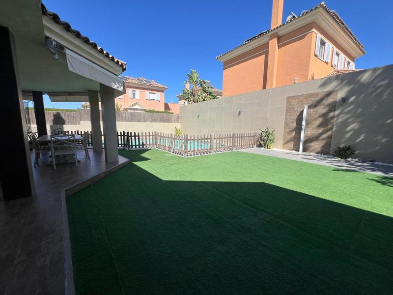 Foto 2b41f6b8-a567-4ea7-875e-46278d5ea359. Chalet con parcheggio piscina in Olivar de Quintos Montequinto