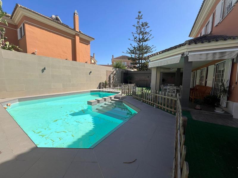 Foto 464c59d0-4821-49bb-b40c-cf5d64d9dc4a. Chalet con parcheggio piscina in Olivar de Quintos Montequinto