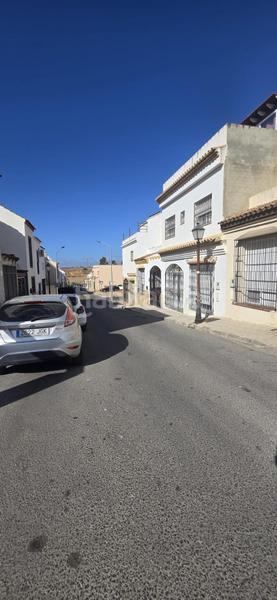 Foto 5684b5df-3cc2-4894-8bc7-a5c7c1796fbd. Casa adossada amb aparcament a Puebla del Río (La)