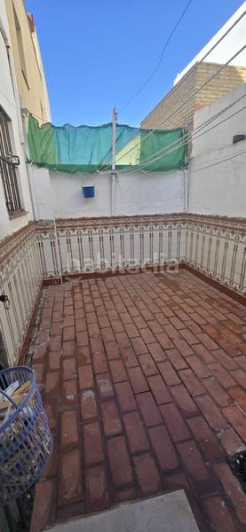 Foto bd9c0fa2-2dd1-43e8-87ec-b0f72099d23c. Casa adossada amb aparcament a Puebla del Río (La)