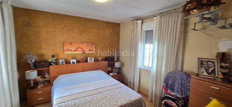 Foto b6a18bb6-e1c3-4f53-aa70-59fd49343275. Casa adossada a colores - entreparques Sevilla