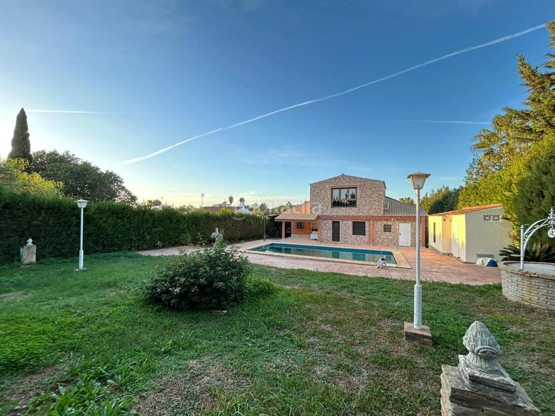 Foto eae57087-f8c6-4437-b7c0-7d420635c6c9. Chalet con parcheggio piscina in La Paz Alcalá de Guadaira