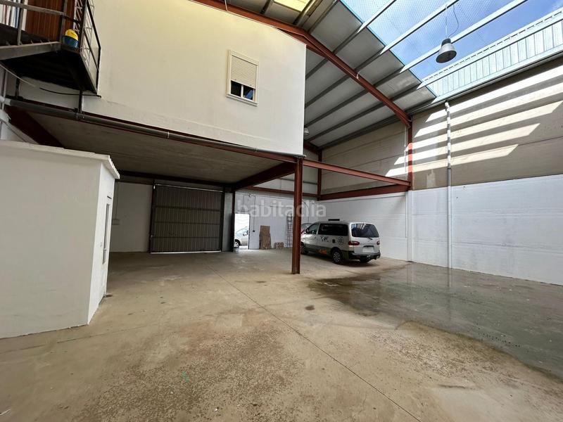 Foto f3ecf873-912d-4e50-a950-f32d0fd0a077. Nave industrial en Alcalá del Río