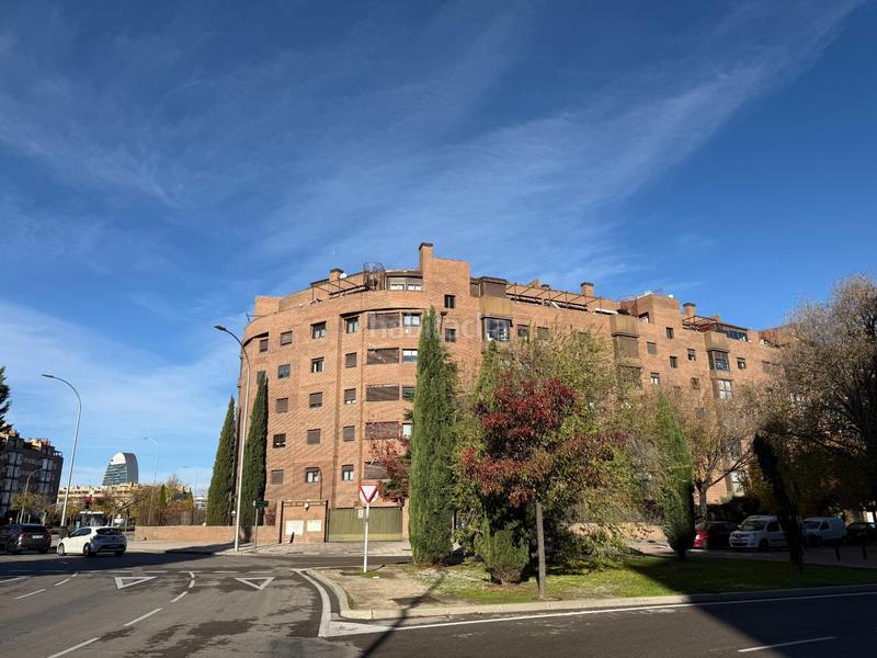 Foto b02b5c1a-b07b-417c-9e60-d2397eca04d3. Etagenwohnung mit parking pool in Sanchinarro Madrid
