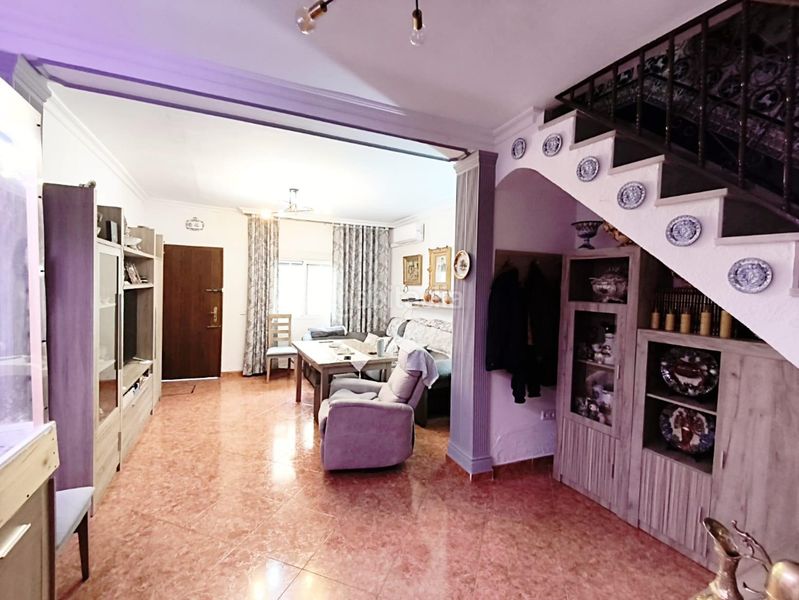 Foto b00358ab-af67-4ac6-9a24-f7b070f0be45. Casa adossada a La Plata Sevilla