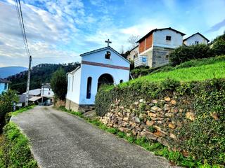 Maison à Lugar loredo 5. Preciosa casa con capilla y terrenos en villayon asturias