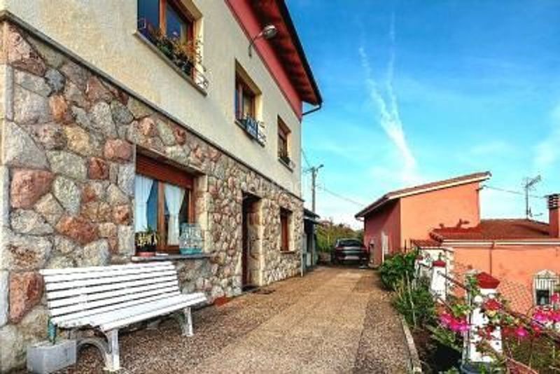 Foto deb0ecc5-2081-45c6-b133-870cb1aa0d17. Casa amb aparcament a Bimenes