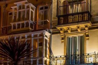 Casa  Plaza de españa. Impresionante edificio indiano en ribadeo