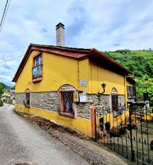 Masia a Lugar la riela. Encanto histórico junto al río narcea  casa de pueblo con acceso