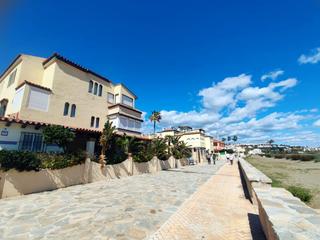 Casa a Marina de Casares. Casa en urbanización en primera línea de playa