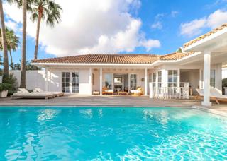 Xalet  Urbanizacion nueva atalaya. Villa con encanto y vistas panorámicas en la alquería, benahavís