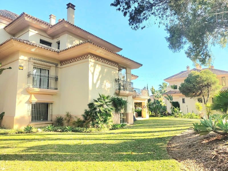 Foto 3c491f79-f327-450e-8acc-2c6db994b23e. Apartament amb calefacció aparcament piscina a Río Real Marbella