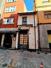 Édifice à Calle crucero 5. Se vende casa en el centro de luarca con posibilidad de elevar a
