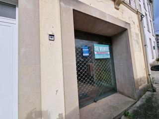 Local commercial à Calle armando cotarelo 29. Oportunidad única en el centro de vegadeo! local versátil con mú