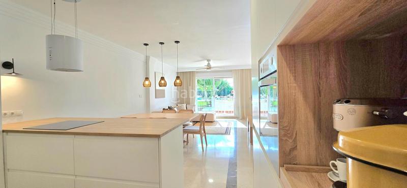 Foto 0b54288e-bc60-43eb-b95b-fefc3f49a073. Piano terra con parcheggio piscina in Río Real Marbella