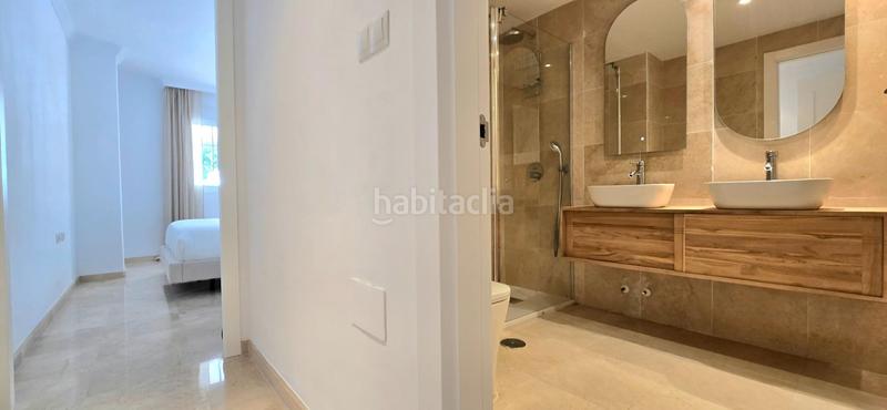 Foto f10447ba-0b4a-421c-8f29-b799faf6914b. Piano terra con parcheggio piscina in Río Real Marbella