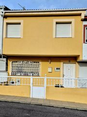 Maison jumelée à Gibraltar 4. Se vende casa pareada con vistas a la ria y muy centrica