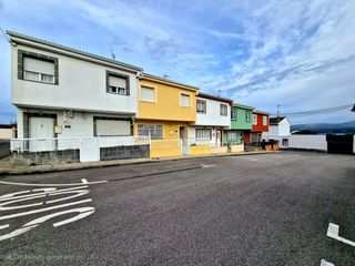 Casa adosada en Gibraltar 4. Se vende casa pareada con vistas a la ria y muy centrica