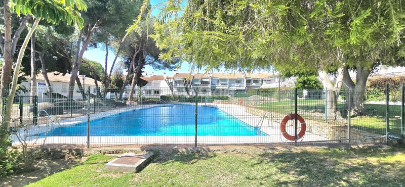 Foto f6ec098b-7fbf-4de1-b3dd-5ecd998dab53. Planta baixa amb piscina a Las Lomas de Río Verde Marbella