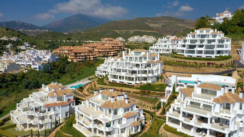 Foto 0e1211f1-0ea1-4be7-848f-bd39ad6039e3. Apartament amb aparcament piscina a Los Naranjos Marbella