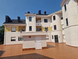 Flat in Calle conrado villar 5. Ponemos en venta este bajo con terraza y amplia cochera cerrada