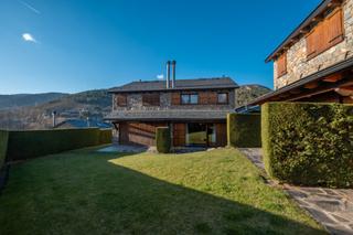 Lloguer Casa aparellada a Bellver de Cerdanya. Alquiler para agosto de casa adosada cerdanya