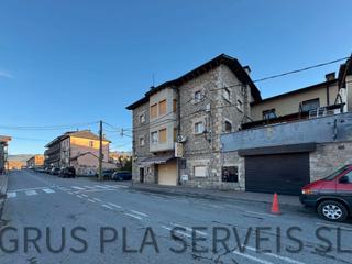 Traspàs Local Comercial a Avinguda de la cerdanya 38. Se traspasa o alquila pasteleria en pleno rendimiento